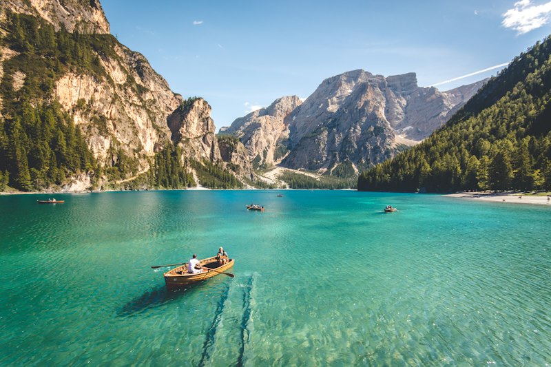 A rowing boat on a turquoise mountain lake